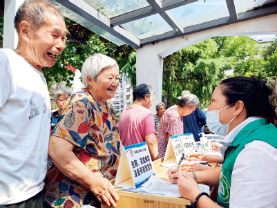 2024年7月4日，洛陽市洛龍區醫保工作人員開展醫保政策宣傳活動。