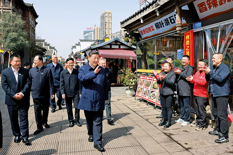 2024年3月18日至21日，中共中央總書記、國家主席、中央軍委主席習近平在湖南考察。這是19日上午，習近平在常德河街考察時，同店主和游客親切交流。 新華社記者 王曄/攝