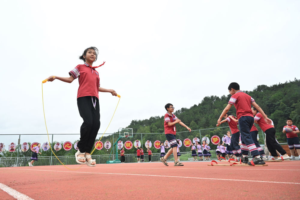 在廣西桂林市龍勝各族自治縣龍勝鎮(zhèn)第二小學(xué)，學(xué)生在大課間跳繩（2024年6月26日攝）。新華社記者 姜克紅 攝