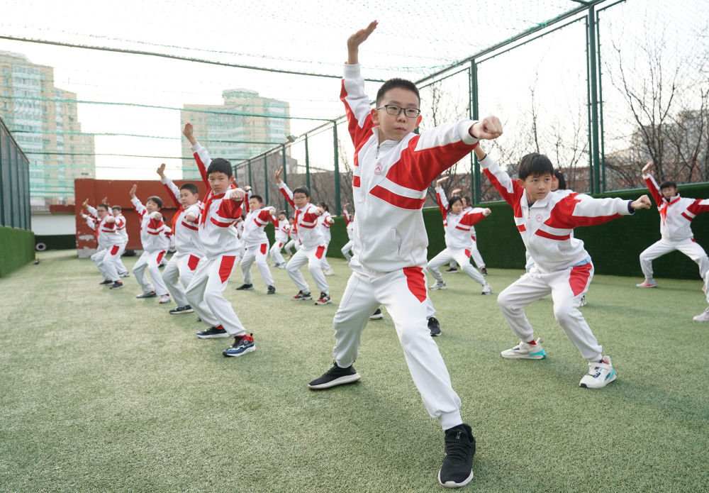 2024年2月21日，在人大附中實(shí)驗(yàn)小學(xué)，學(xué)生們在體育課中進(jìn)行武術(shù)練習(xí)。新華社記者 任超 攝