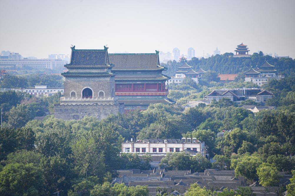 遠眺北京中軸線上的鐘鼓樓與景山（2024年7月20日攝）。新華社記者 陳鐘昊 攝