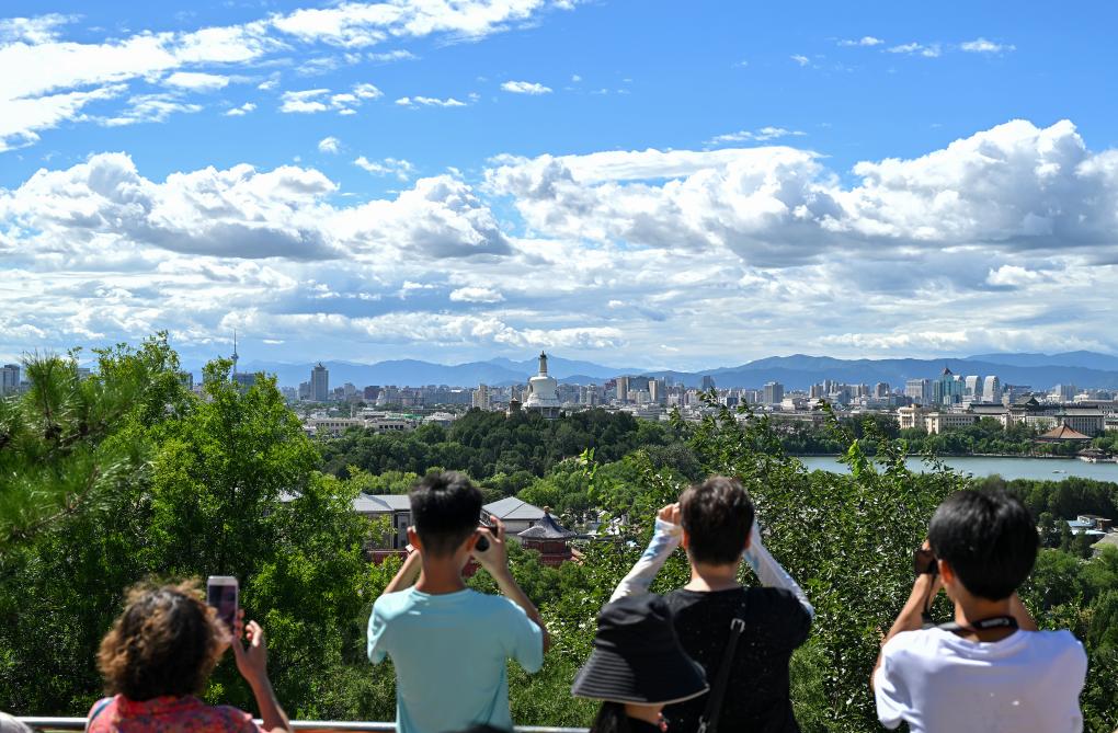 2024年8月12日北京天氣晴好，游客從景山上拍攝遠處的北海公園。新華社記者李鑫 攝