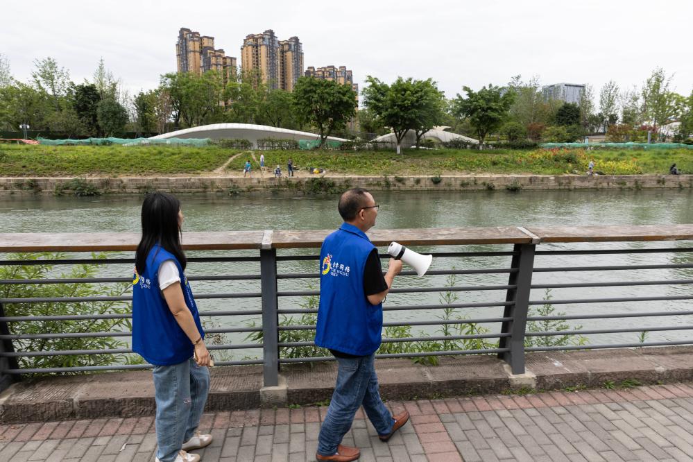 2023年，四川成都市金牛區新橋社區社區河長工作室的工作人員在巡府河。新華社記者江宏景 攝